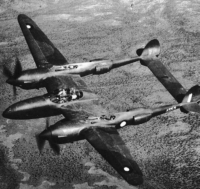 Иллюстрация к книге — Истребитель-«молния» P-38 «Лайтнинг» [i_222.jpg]