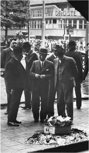 Иллюстрация к книге — Разведка и Кремль. Записки нежелательного свидетеля [i_031.jpg]