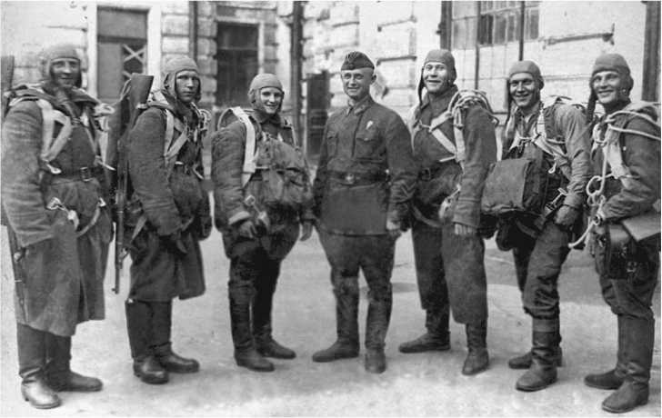 Иллюстрация к книге — Разведка и Кремль. Записки нежелательного свидетеля [i_102.jpg]