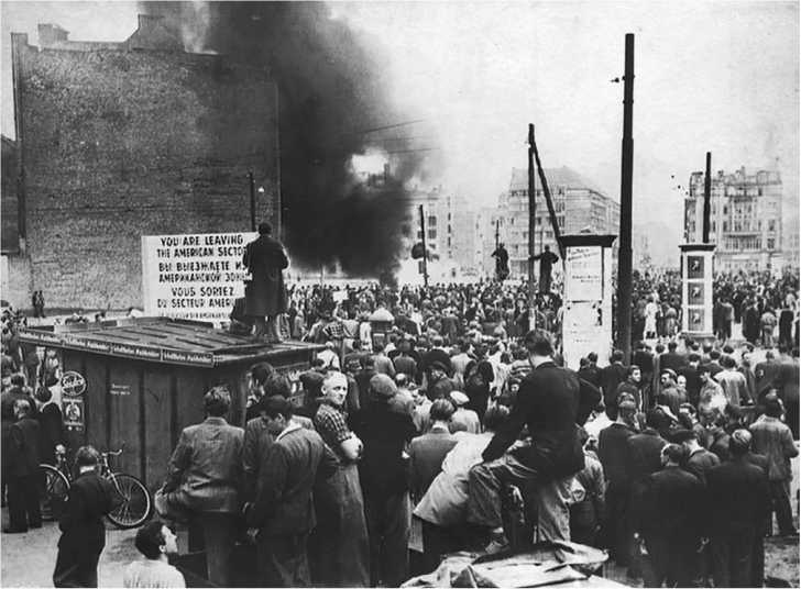 Иллюстрация к книге — Разведка и Кремль. Записки нежелательного свидетеля [i_212.jpg]