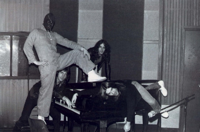 Иллюстрация к книге — Зачем нужна эта кнопка? Автобиография пилота и вокалиста Iron Maiden [i_006.jpg]