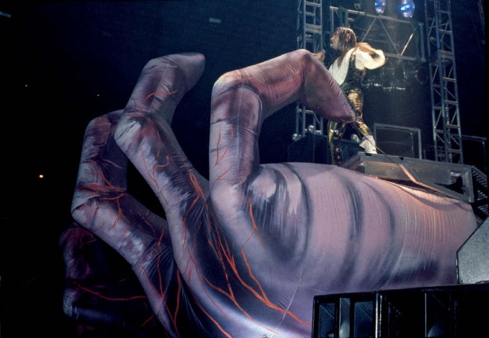 Иллюстрация к книге — Зачем нужна эта кнопка? Автобиография пилота и вокалиста Iron Maiden [i_021.jpg]