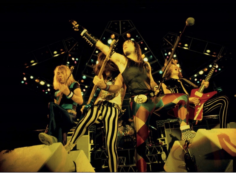 Иллюстрация к книге — Зачем нужна эта кнопка? Автобиография пилота и вокалиста Iron Maiden [i_023.jpg]