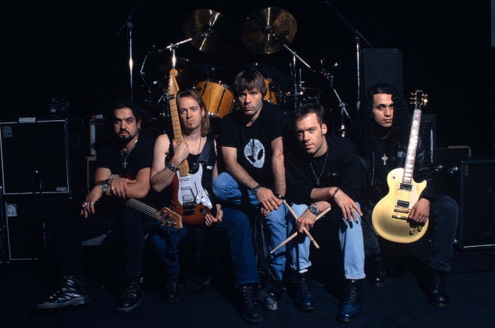 Иллюстрация к книге — Зачем нужна эта кнопка? Автобиография пилота и вокалиста Iron Maiden [i_030.jpg]