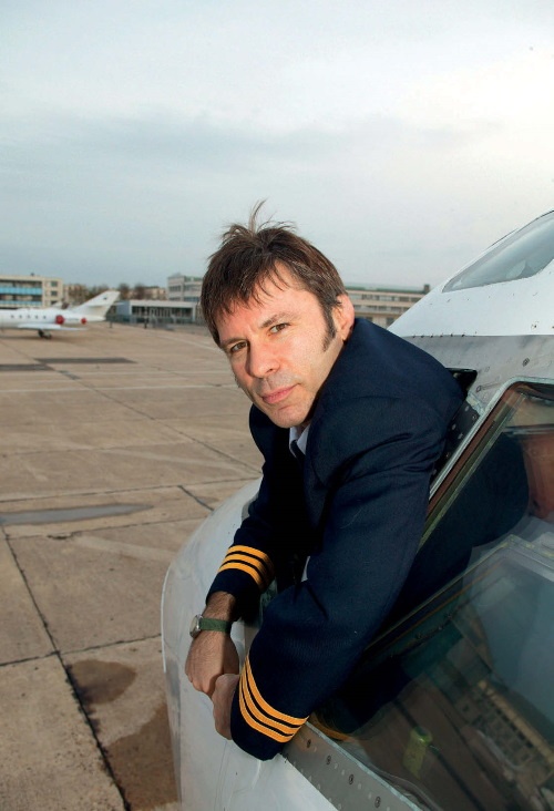 Иллюстрация к книге — Зачем нужна эта кнопка? Автобиография пилота и вокалиста Iron Maiden [i_037.jpg]