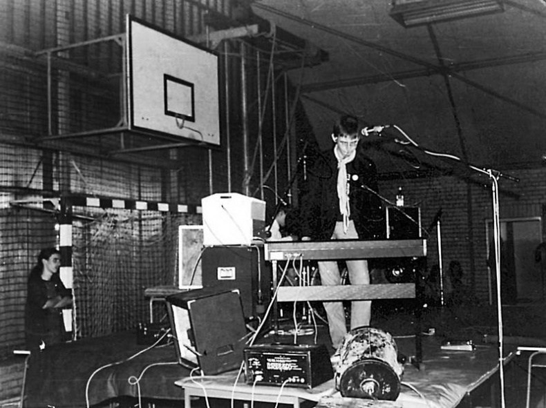 Иллюстрация к книге — Долбящий клавиши [i_060.jpg]