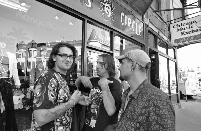 Иллюстрация к книге — Северный флот. Единственная правдивая история легендарной группы. Вещание из Судного дня [i_013.jpg]