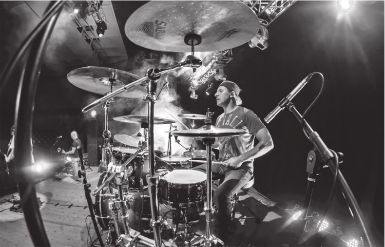 Иллюстрация к книге — Северный флот. Единственная правдивая история легендарной группы. Вещание из Судного дня [i_015.jpg]