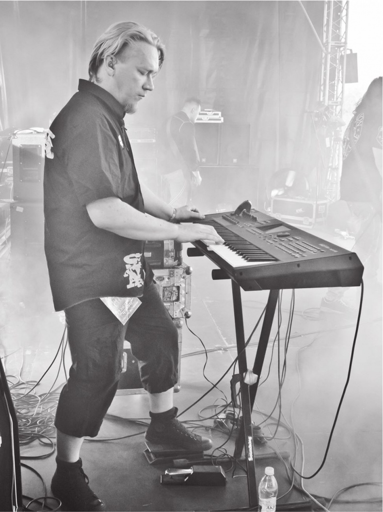 Иллюстрация к книге — Северный флот. Единственная правдивая история легендарной группы. Вещание из Судного дня [i_016.jpg]