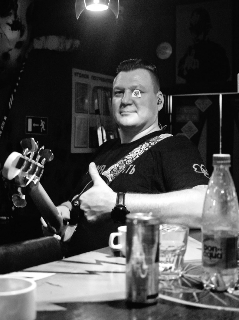 Иллюстрация к книге — Северный флот. Единственная правдивая история легендарной группы. Вещание из Судного дня [i_034.jpg]