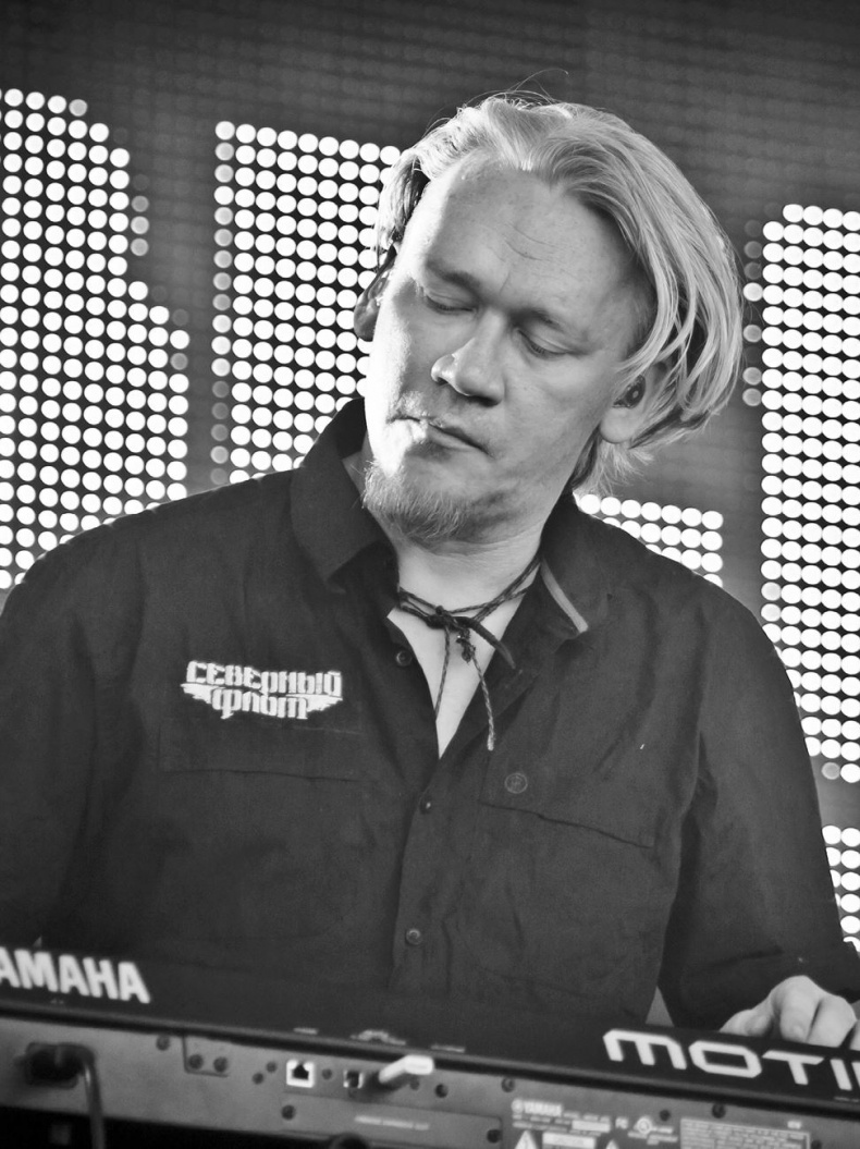 Иллюстрация к книге — Северный флот. Единственная правдивая история легендарной группы. Вещание из Судного дня [i_041.jpg]