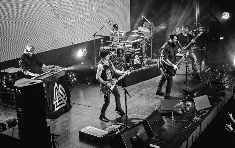 Иллюстрация к книге — Северный флот. Единственная правдивая история легендарной группы. Вещание из Судного дня [i_044.jpg]