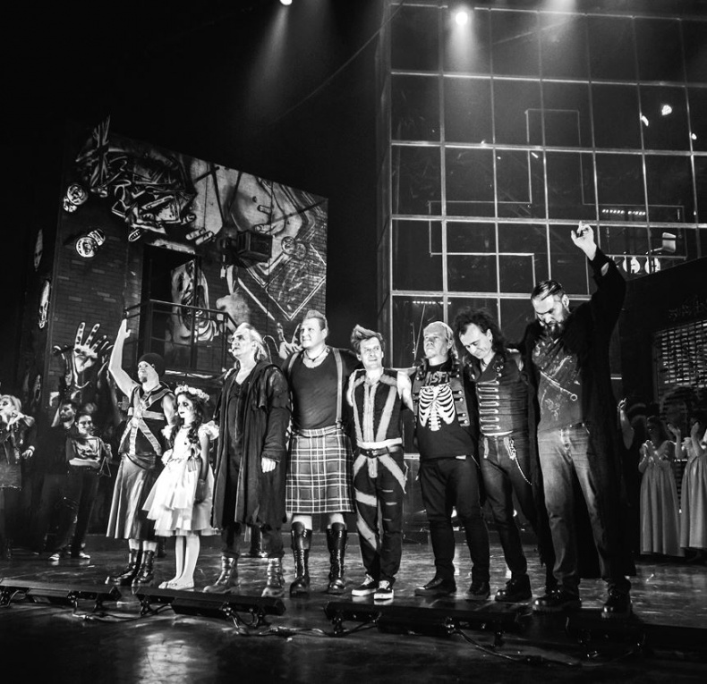 Иллюстрация к книге — Северный флот. Единственная правдивая история легендарной группы. Вещание из Судного дня [i_051.jpg]