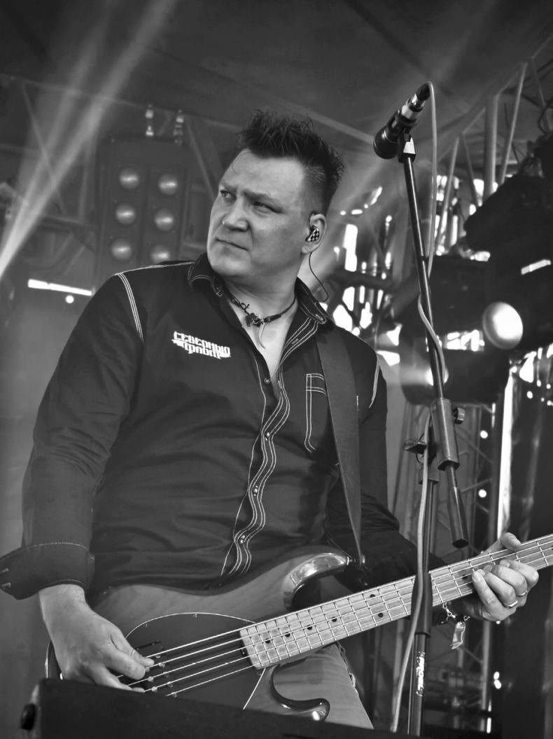 Иллюстрация к книге — Северный флот. Единственная правдивая история легендарной группы. Вещание из Судного дня [i_052.jpg]