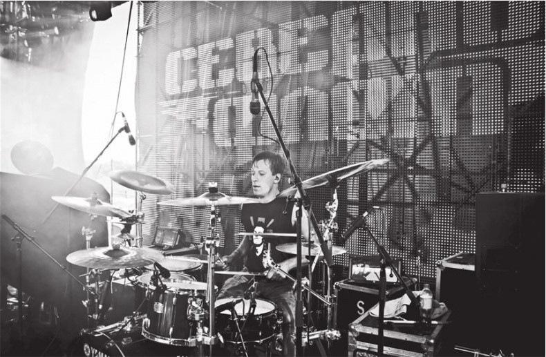 Иллюстрация к книге — Северный флот. Единственная правдивая история легендарной группы. Вещание из Судного дня [i_053.jpg]