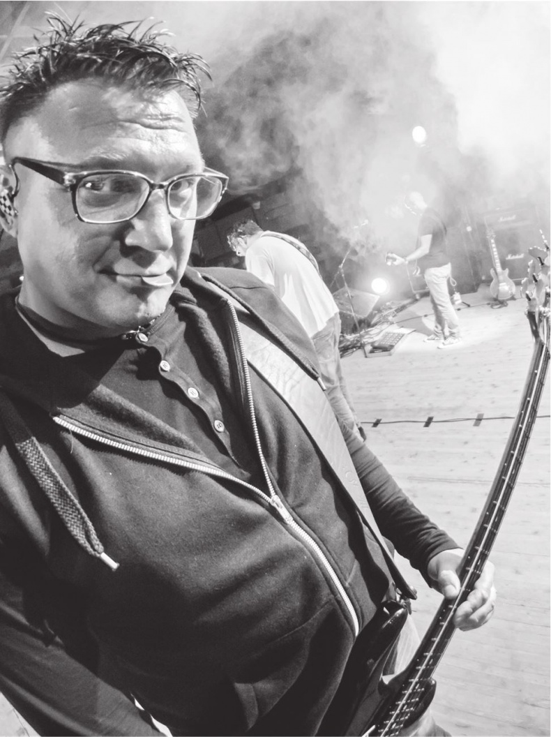 Иллюстрация к книге — Северный флот. Единственная правдивая история легендарной группы. Вещание из Судного дня [i_057.jpg]