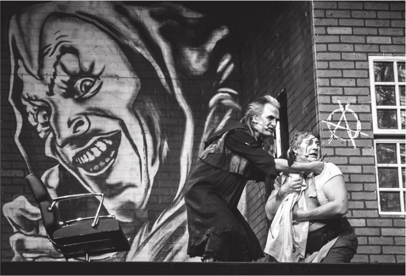 Иллюстрация к книге — Северный флот. Единственная правдивая история легендарной группы. Вещание из Судного дня [i_067.jpg]