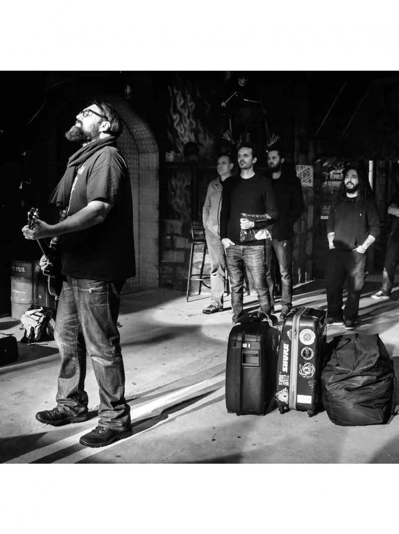 Иллюстрация к книге — Северный флот. Единственная правдивая история легендарной группы. Вещание из Судного дня [i_074.jpg]