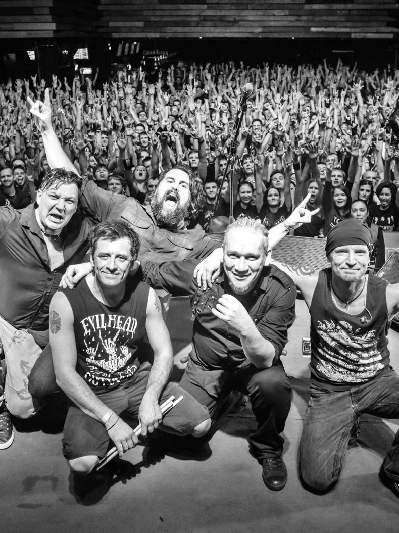 Иллюстрация к книге — Северный флот. Единственная правдивая история легендарной группы. Вещание из Судного дня [i_078.jpg]