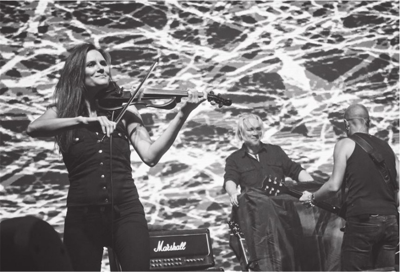 Иллюстрация к книге — Северный флот. Единственная правдивая история легендарной группы. Вещание из Судного дня [i_089.jpg]