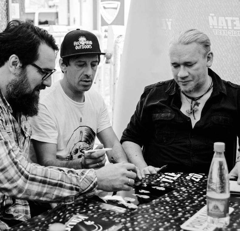 Иллюстрация к книге — Северный флот. Единственная правдивая история легендарной группы. Вещание из Судного дня [i_092.jpg]