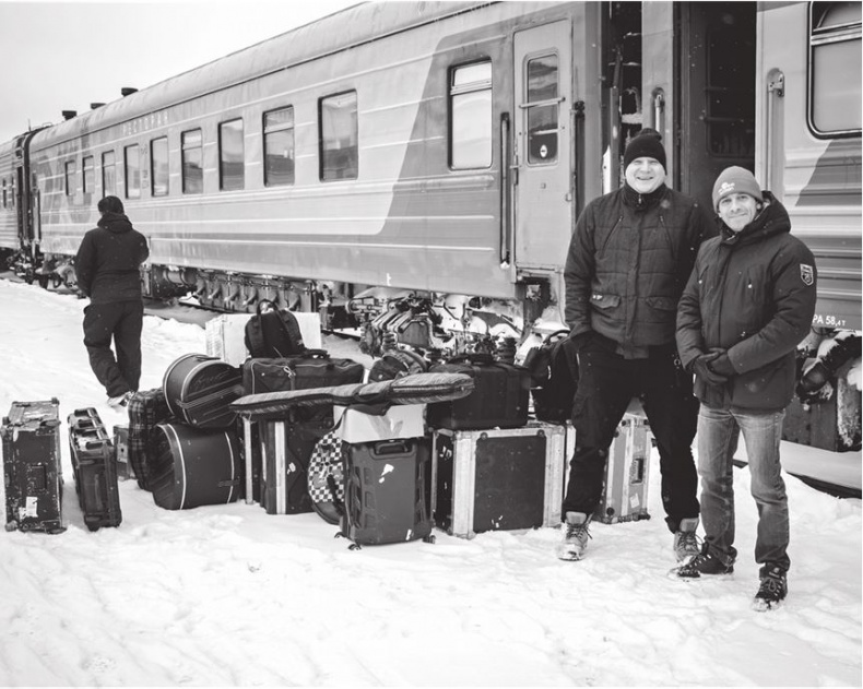 Иллюстрация к книге — Северный флот. Единственная правдивая история легендарной группы. Вещание из Судного дня [i_094.jpg]