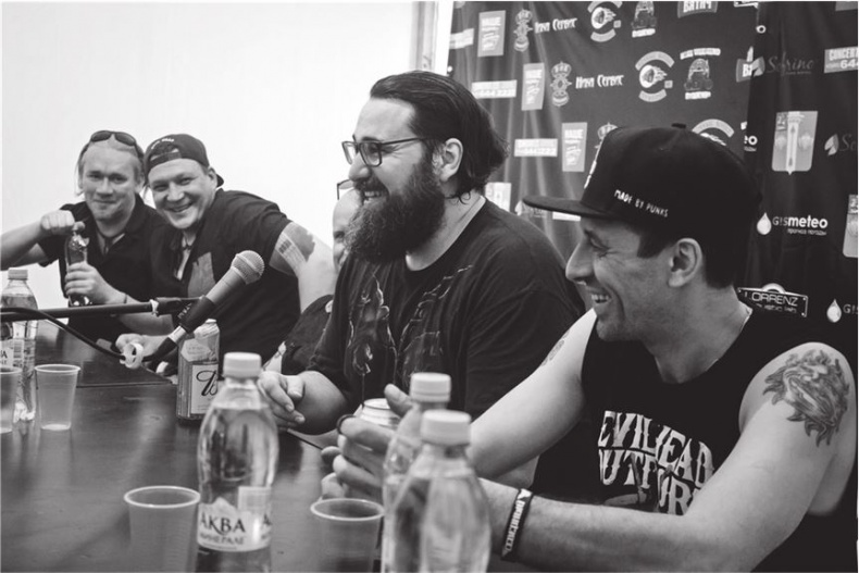 Иллюстрация к книге — Северный флот. Единственная правдивая история легендарной группы. Вещание из Судного дня [i_095.jpg]