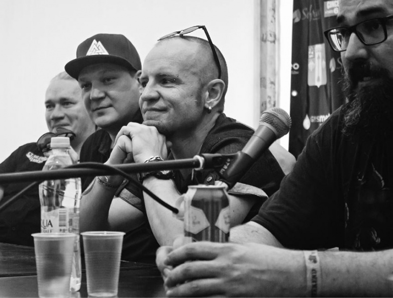 Иллюстрация к книге — Северный флот. Единственная правдивая история легендарной группы. Вещание из Судного дня [i_097.jpg]