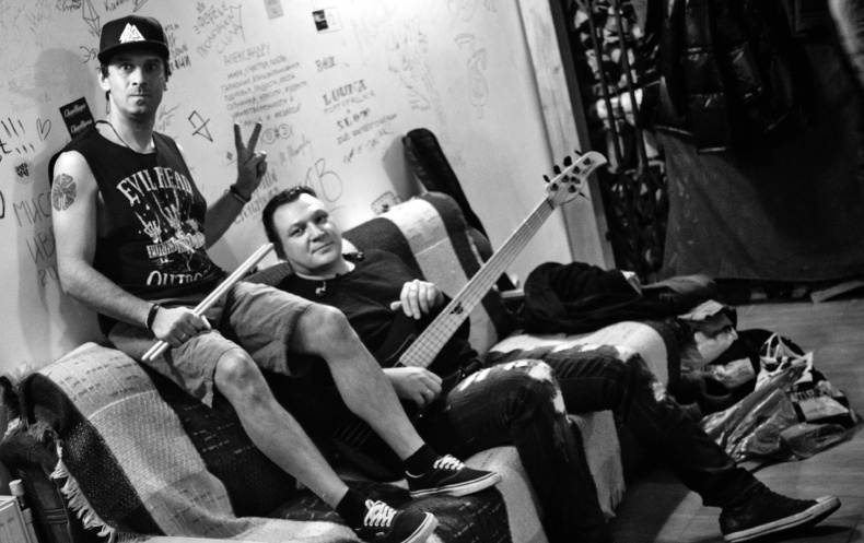 Иллюстрация к книге — Северный флот. Единственная правдивая история легендарной группы. Вещание из Судного дня [i_102.jpg]