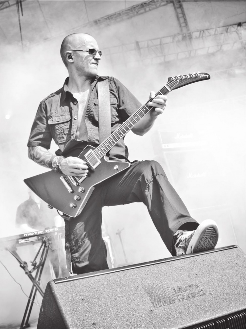 Иллюстрация к книге — Северный флот. Единственная правдивая история легендарной группы. Вещание из Судного дня [i_111.jpg]