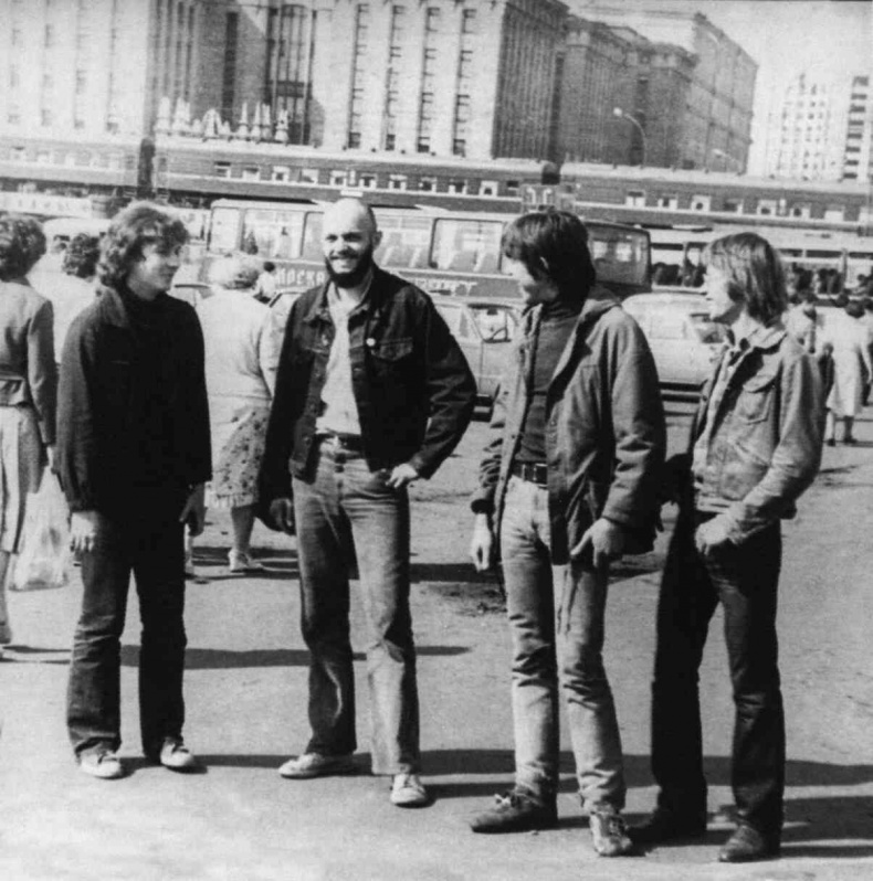 Иллюстрация к книге — Майк Науменко. Бегство из зоопарка [i_093.jpg]