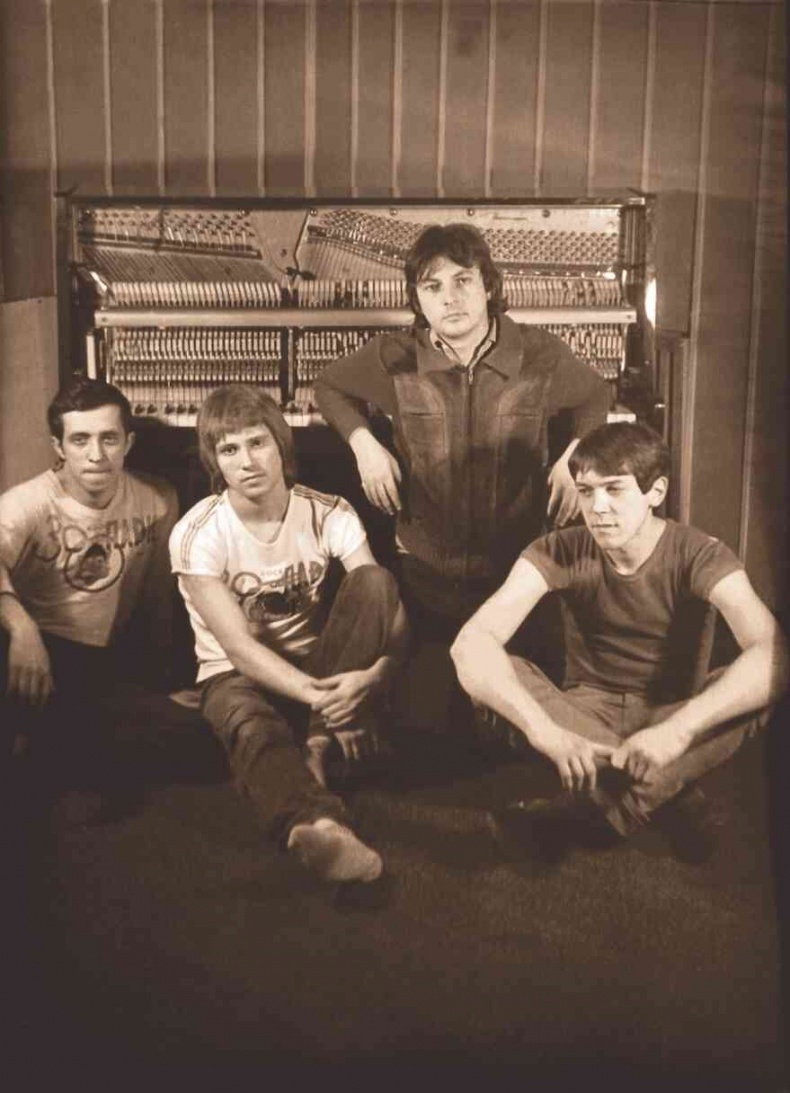 Иллюстрация к книге — Майк Науменко. Бегство из зоопарка [i_124.jpg]