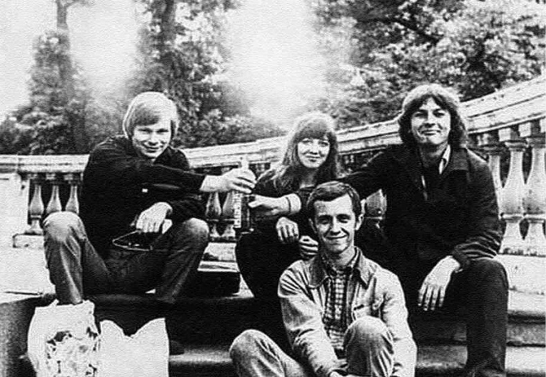 Иллюстрация к книге — Майк Науменко. Бегство из зоопарка [i_162.jpg]