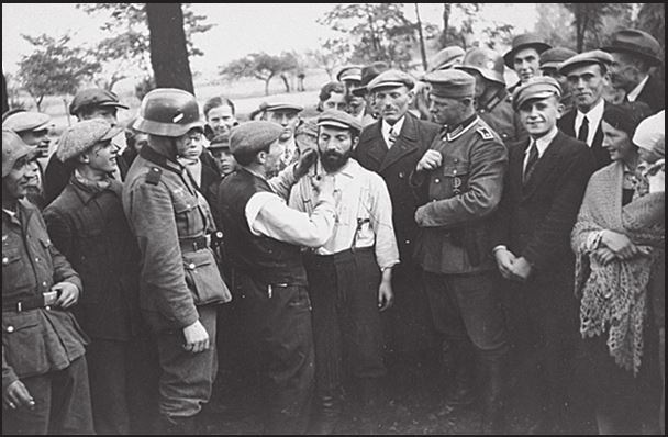 Иллюстрация к книге — Собибор. Взгляд по обе стороны колючей проволоки [i_005.jpg]