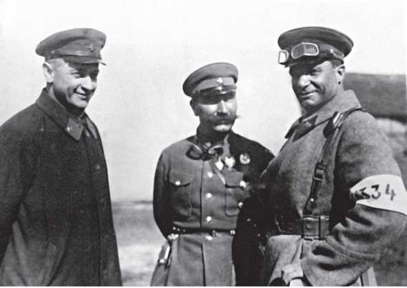 Иллюстрация к книге — Заговор «красных маршалов». Тухачевский против Сталина [i_020.jpg]