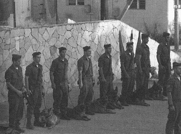 Иллюстрация к книге — Собачья служба. Истории израильского военного кинолога [i_011.jpg]