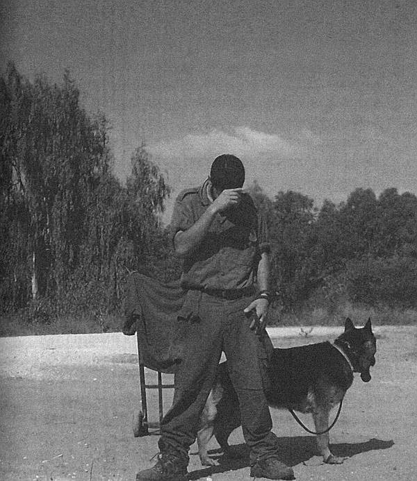 Иллюстрация к книге — Собачья служба. Истории израильского военного кинолога [i_014.jpg]