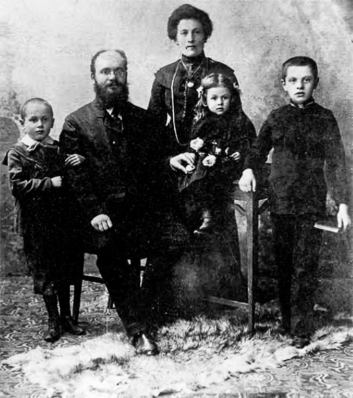 Иллюстрация к книге — Восточно-западная улица. Происхождение терминов ГЕНОЦИД и ПРЕСТУПЛЕНИЕ ПРОТИВ ЧЕЛОВЕЧЕСТВА [i_021.jpg]