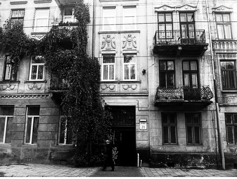 Иллюстрация к книге — Восточно-западная улица. Происхождение терминов ГЕНОЦИД и ПРЕСТУПЛЕНИЕ ПРОТИВ ЧЕЛОВЕЧЕСТВА [i_034.jpg]