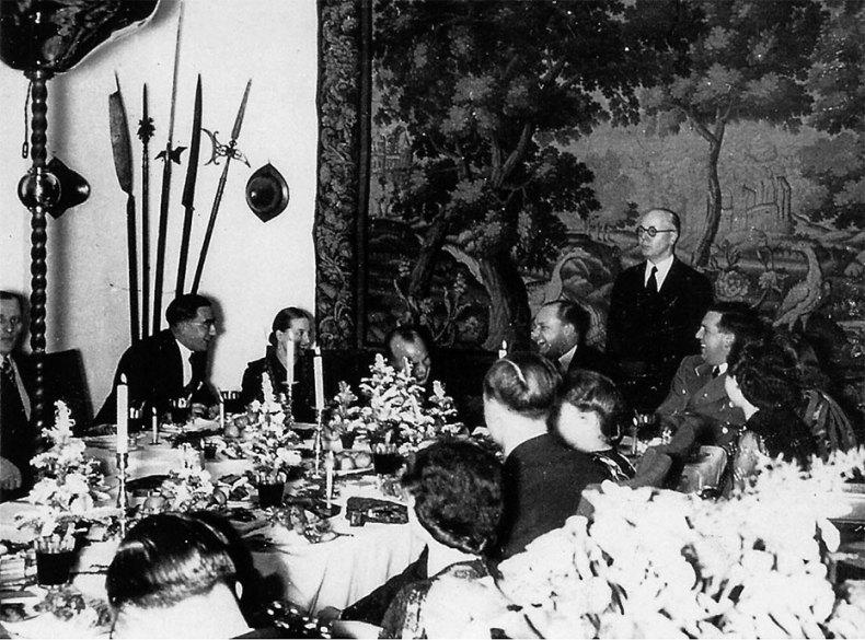 Иллюстрация к книге — Восточно-западная улица. Происхождение терминов ГЕНОЦИД и ПРЕСТУПЛЕНИЕ ПРОТИВ ЧЕЛОВЕЧЕСТВА [i_046.jpg]