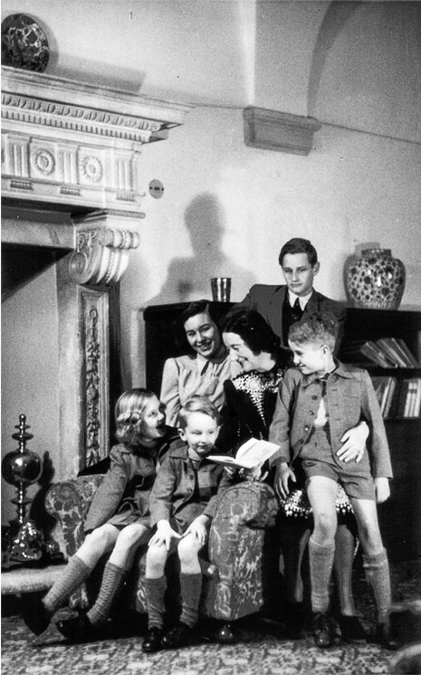 Иллюстрация к книге — Восточно-западная улица. Происхождение терминов ГЕНОЦИД и ПРЕСТУПЛЕНИЕ ПРОТИВ ЧЕЛОВЕЧЕСТВА [i_049.jpg]