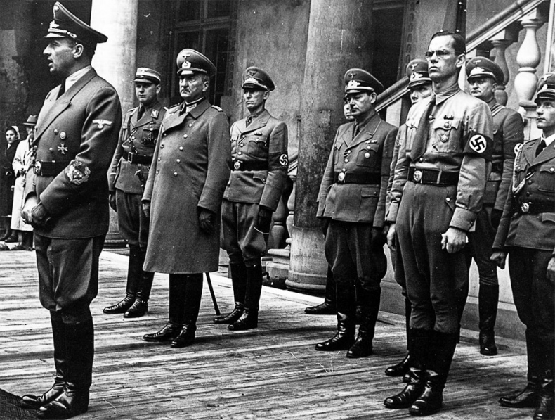 Иллюстрация к книге — Восточно-западная улица. Происхождение терминов ГЕНОЦИД и ПРЕСТУПЛЕНИЕ ПРОТИВ ЧЕЛОВЕЧЕСТВА [i_054.jpg]