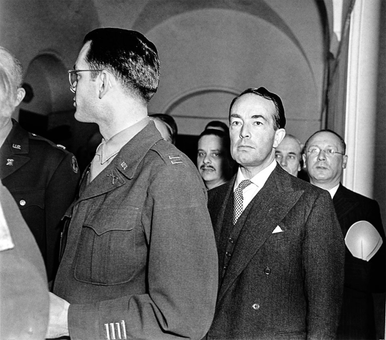 Иллюстрация к книге — Восточно-западная улица. Происхождение терминов ГЕНОЦИД и ПРЕСТУПЛЕНИЕ ПРОТИВ ЧЕЛОВЕЧЕСТВА [i_060.jpg]