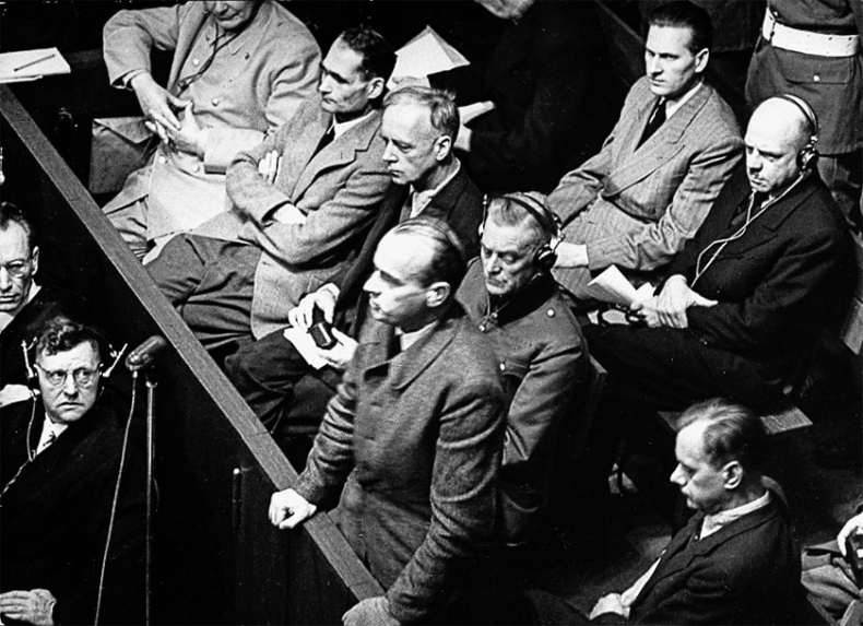 Иллюстрация к книге — Восточно-западная улица. Происхождение терминов ГЕНОЦИД и ПРЕСТУПЛЕНИЕ ПРОТИВ ЧЕЛОВЕЧЕСТВА [i_062.jpg]