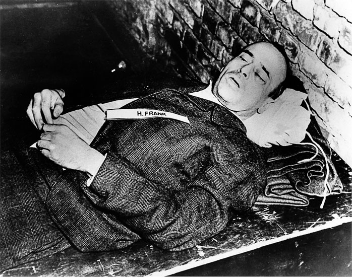 Иллюстрация к книге — Восточно-западная улица. Происхождение терминов ГЕНОЦИД и ПРЕСТУПЛЕНИЕ ПРОТИВ ЧЕЛОВЕЧЕСТВА [i_074.jpg]