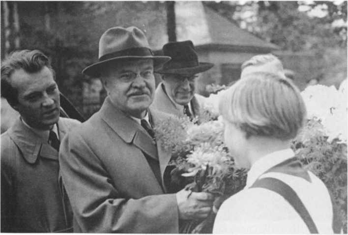 Иллюстрация к книге — Без протокола: невыдуманные истории рассказывают дипломат Александр Богомолов и разведчик Георгий Санников [i_010.jpg]