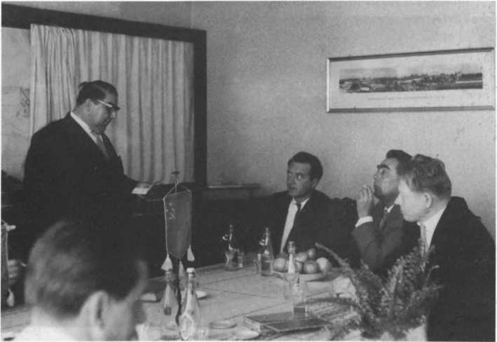 Иллюстрация к книге — Без протокола: невыдуманные истории рассказывают дипломат Александр Богомолов и разведчик Георгий Санников [i_014.jpg]