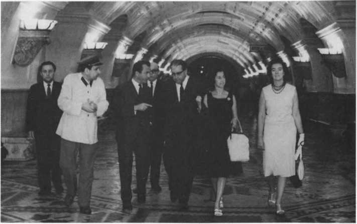 Иллюстрация к книге — Без протокола: невыдуманные истории рассказывают дипломат Александр Богомолов и разведчик Георгий Санников [i_016.jpg]