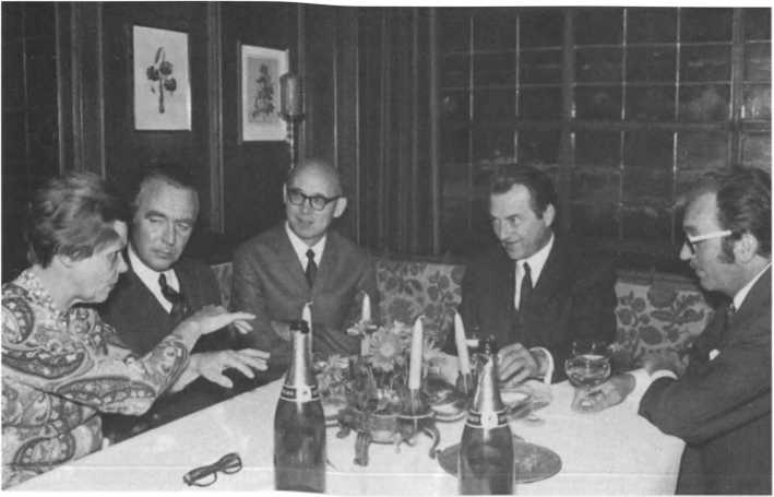 Иллюстрация к книге — Без протокола: невыдуманные истории рассказывают дипломат Александр Богомолов и разведчик Георгий Санников [i_021.jpg]