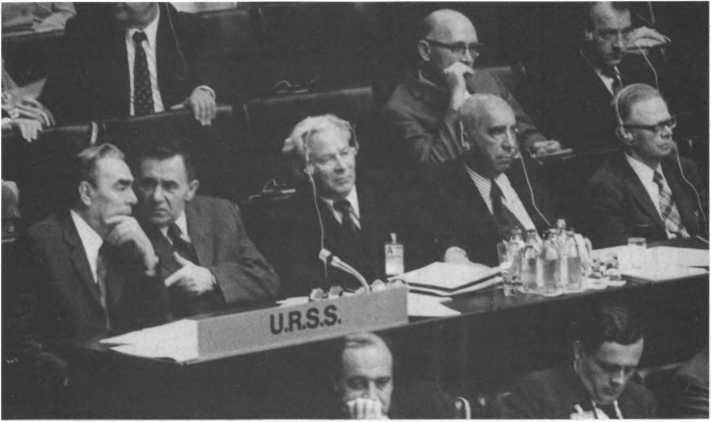 Иллюстрация к книге — Без протокола: невыдуманные истории рассказывают дипломат Александр Богомолов и разведчик Георгий Санников [i_026.jpg]